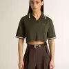 Kort polo för damer i militärgrön jersey med broderi Kort polo för damer i militärgrön jersey med broderi