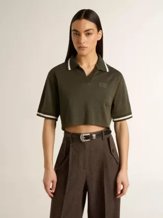 Kort polo för damer i militärgrön jersey med broderi