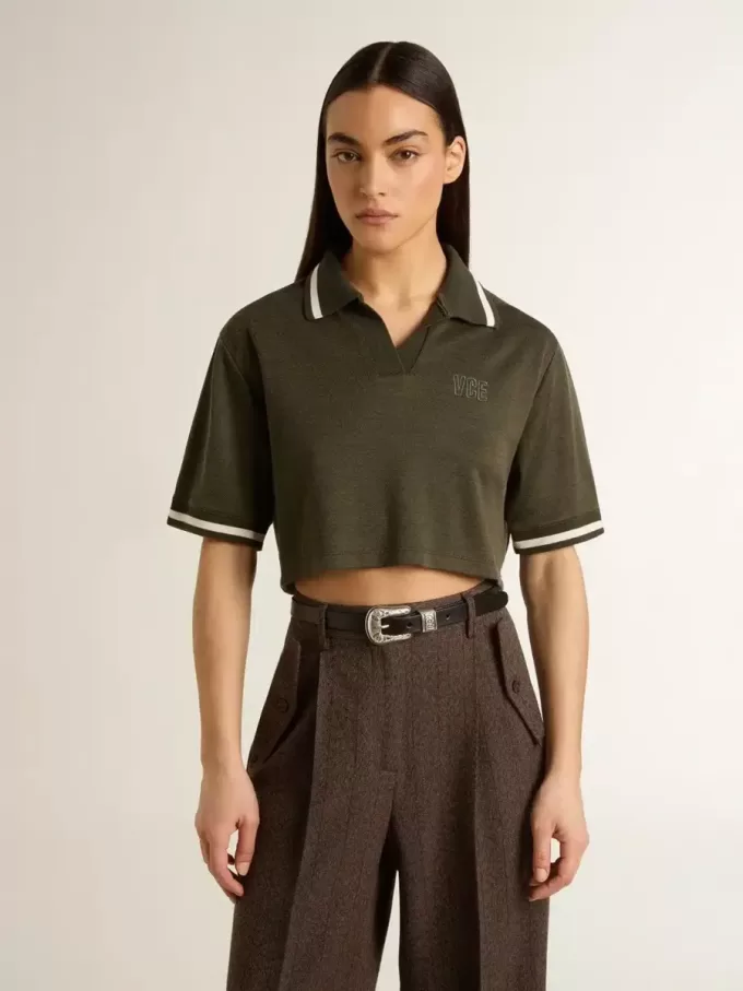 Kort polo för damer i militärgrön jersey med broderi Kort polo för damer i militärgrön jersey med broderi