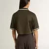 Kort polo för damer i militärgrön jersey med broderi Kort polo för damer i militärgrön jersey med broderi