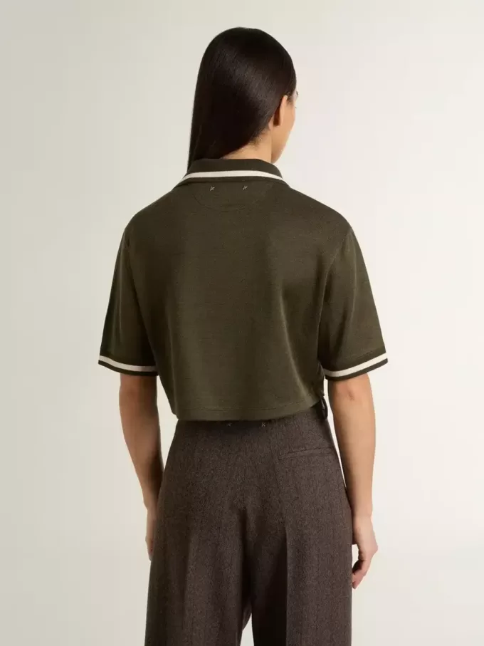 Kort polo för damer i militärgrön jersey med broderi Kort polo för damer i militärgrön jersey med broderi