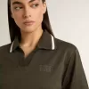 Kort polo för damer i militärgrön jersey med broderi Kort polo för damer i militärgrön jersey med broderi