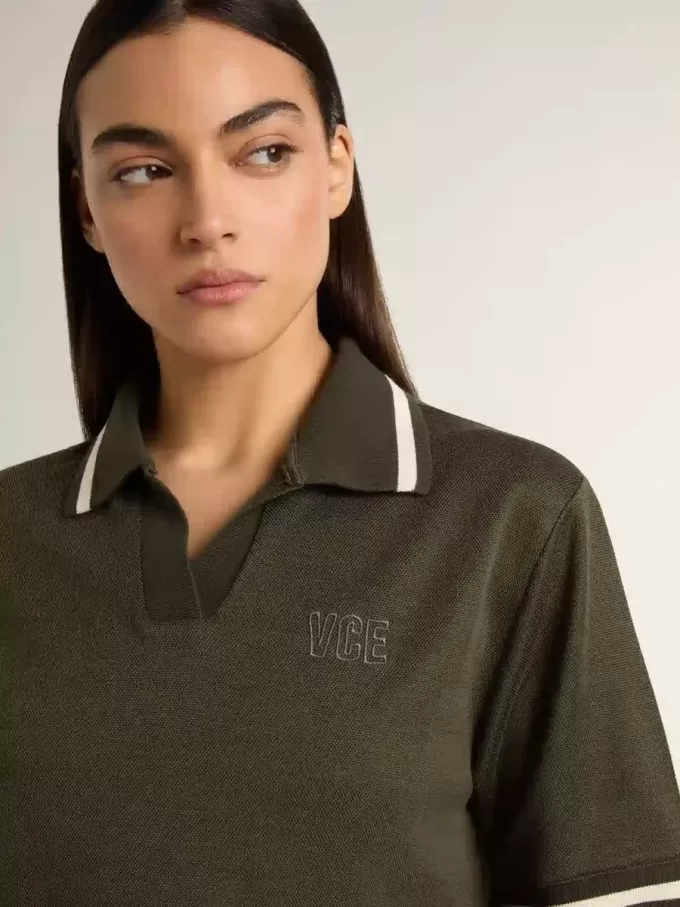 Kort polo för damer i militärgrön jersey med broderi Kort polo för damer i militärgrön jersey med broderi