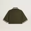 Kort polo för damer i militärgrön jersey med broderi Kort polo för damer i militärgrön jersey med broderi