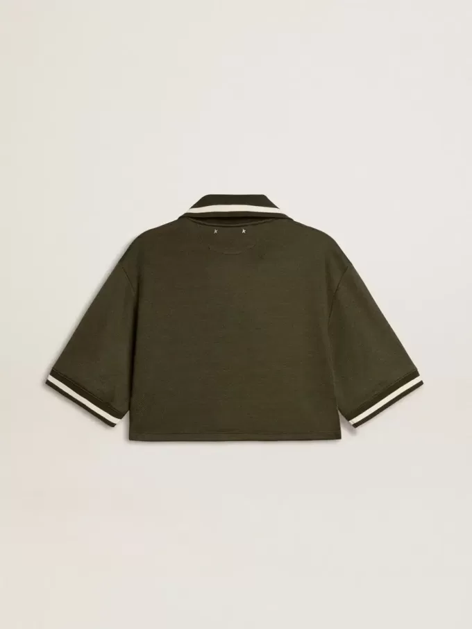Kort polo för damer i militärgrön jersey med broderi Kort polo för damer i militärgrön jersey med broderi