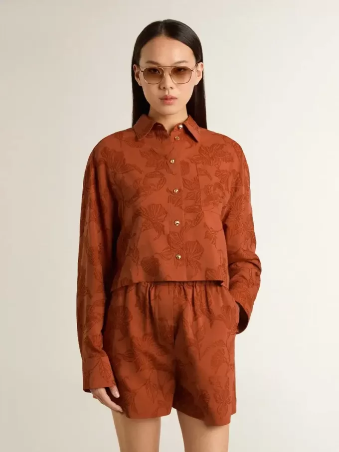Kort skjorta för damer i tegelröd jacquard med vida ärmar Kort skjorta för damer i tegelröd jacquard med vida ärmar