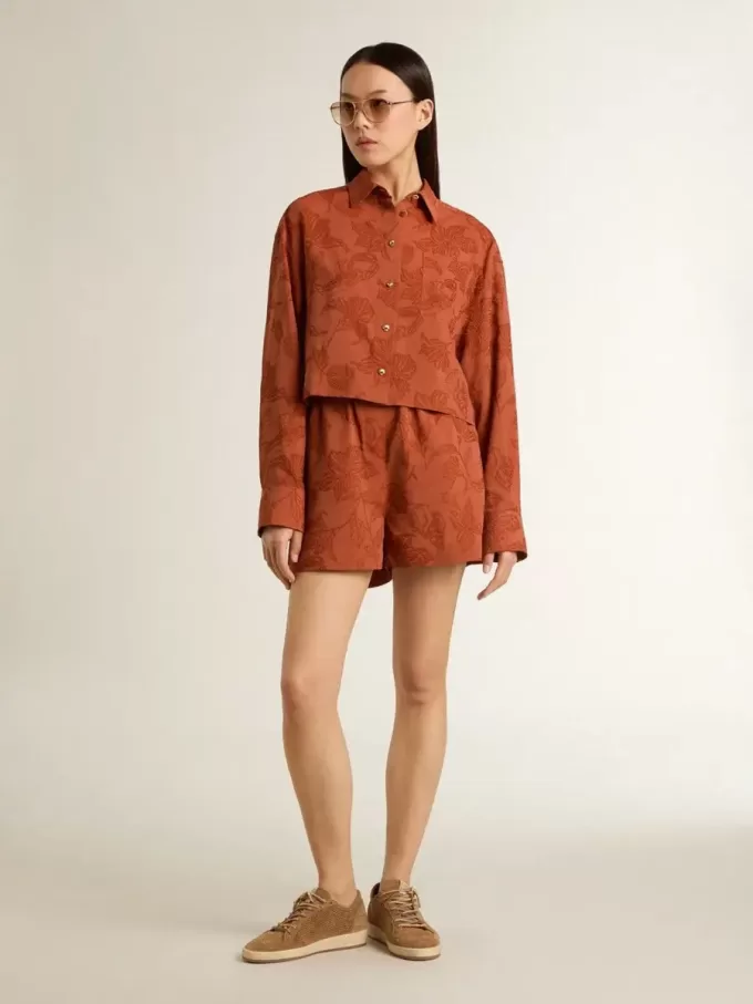 Kort skjorta för damer i tegelröd jacquard med vida ärmar Kort skjorta för damer i tegelröd jacquard med vida ärmar