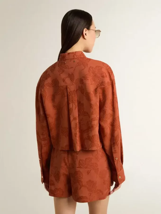 Kort skjorta för damer i tegelröd jacquard med vida ärmar Kort skjorta för damer i tegelröd jacquard med vida ärmar