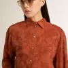 Kort skjorta för damer i tegelröd jacquard med vida ärmar Kort skjorta för damer i tegelröd jacquard med vida ärmar