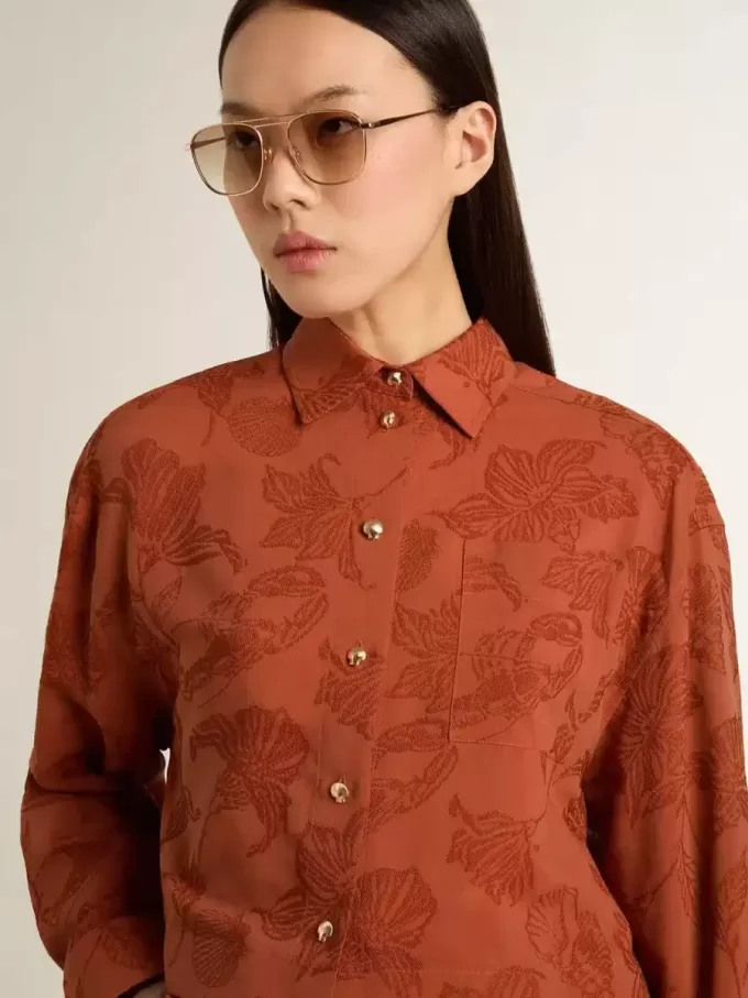 Kort skjorta för damer i tegelröd jacquard med vida ärmar Kort skjorta för damer i tegelröd jacquard med vida ärmar