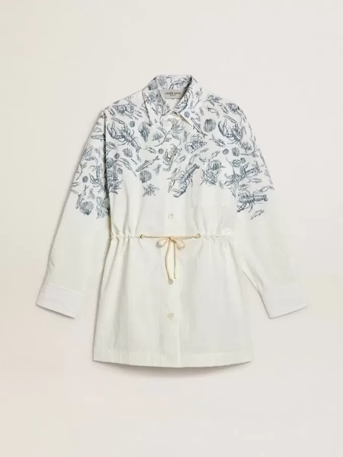 Kort skjortklänning för dam i vitrandig bomull med marinblått tryck