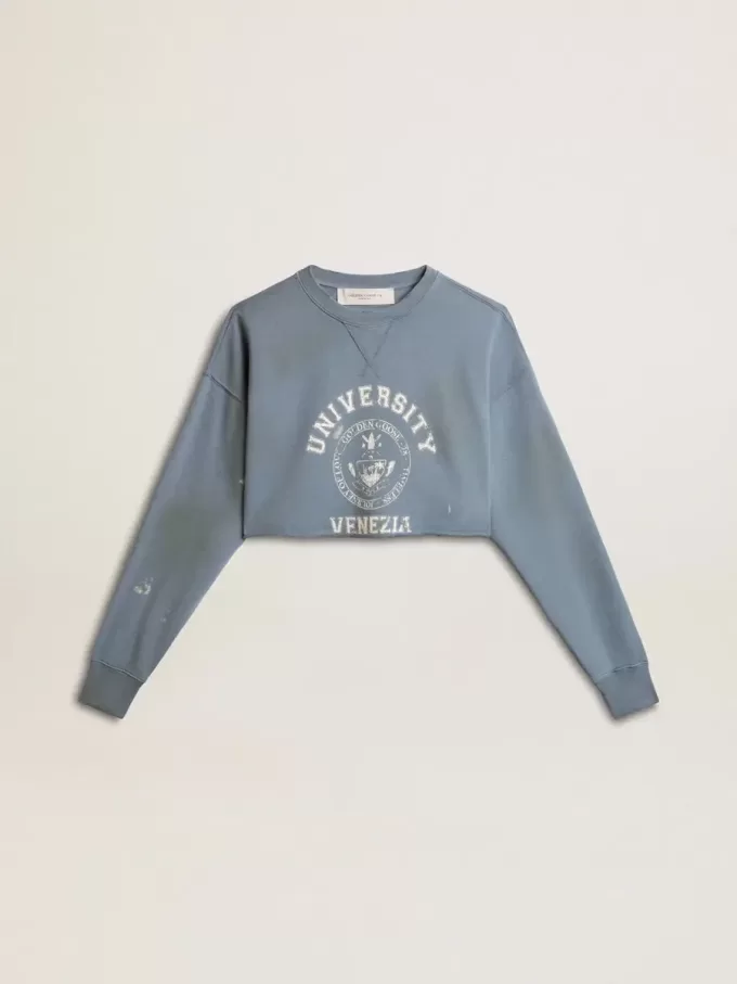 Kort sweatshirt i babyblått med slitna detaljer
