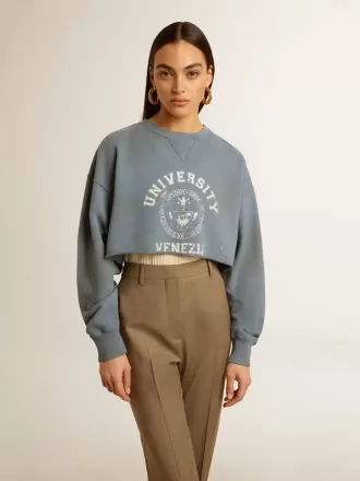 Kort sweatshirt i babyblått med slitna detaljer