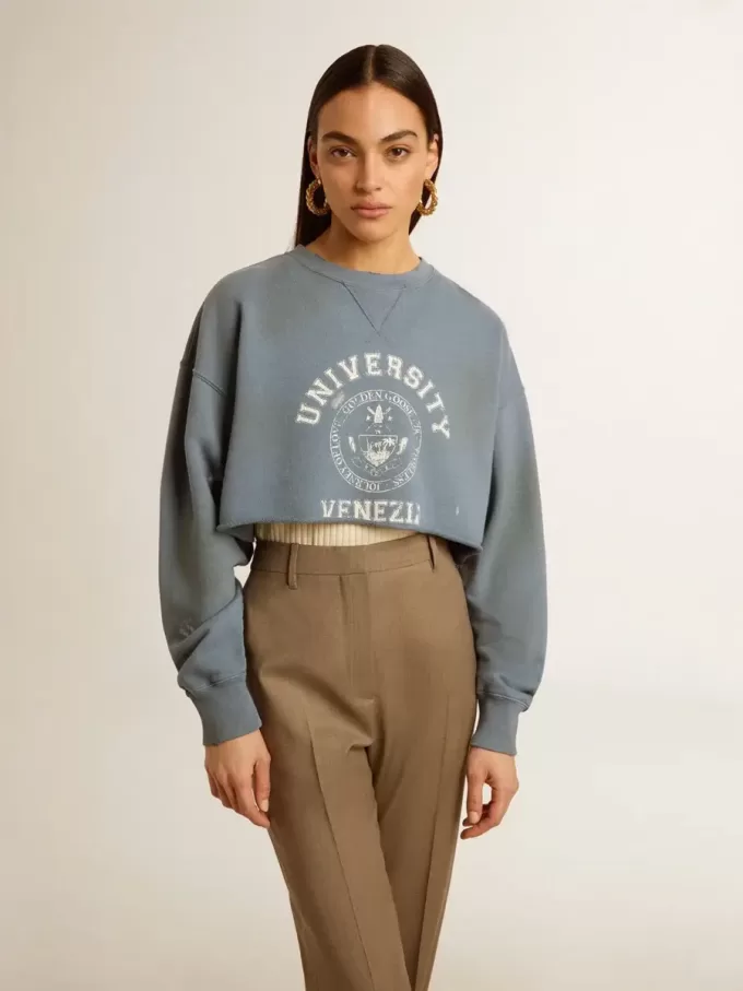 Kort sweatshirt i babyblått med slitna detaljer