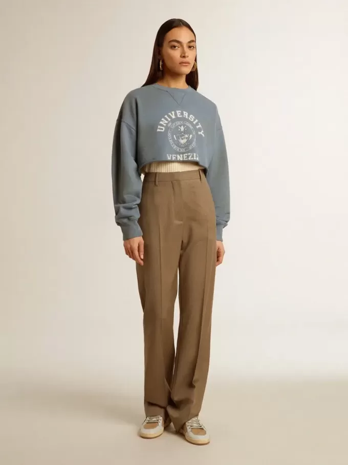Kort sweatshirt i babyblått med slitna detaljer
