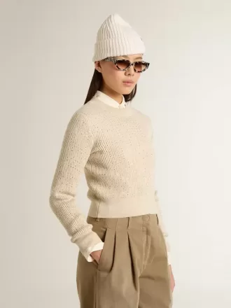 Kortare tröja med rund hals i beige ull med kristaller över hela ytan