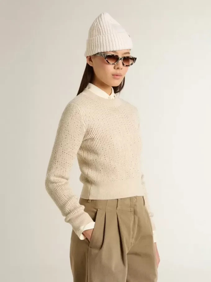 Kortare tröja med rund hals i beige ull med kristaller över hela ytan Kortare tröja med rund hals i beige ull med kristaller över hela ytan
