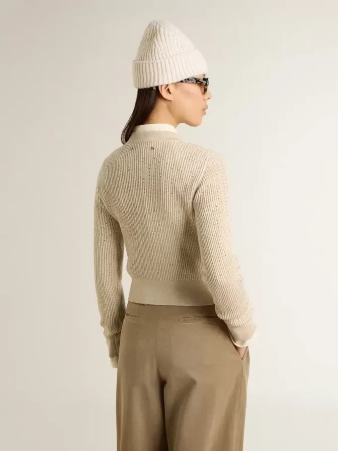 Kortare tröja med rund hals i beige ull med kristaller över hela ytan Kortare tröja med rund hals i beige ull med kristaller över hela ytan
