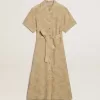 Kortärmad skjortklänning för dam i beige blommig jacquard Kortärmad skjortklänning för dam i beige blommig jacquard