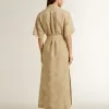 Kortärmad skjortklänning för dam i beige blommig jacquard Kortärmad skjortklänning för dam i beige blommig jacquard