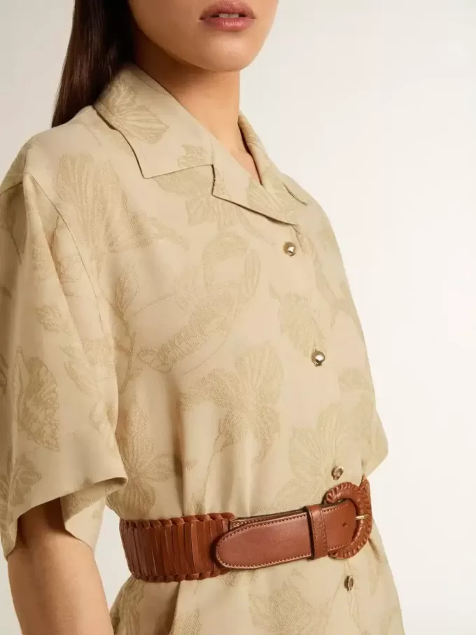 Kortärmad skjortklänning för dam i beige blommig jacquard Kortärmad skjortklänning för dam i beige blommig jacquard