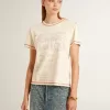 Krämefärgad dam-T-shirt med blekta röda accenter Krämefärgad dam-T-shirt med blekta röda accenter