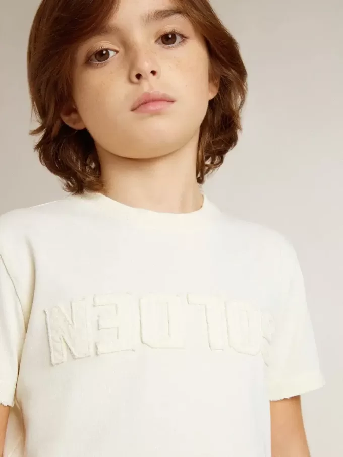Krämefärgad T-shirt för pojkar med upphöjt logo Krämefärgad T-shirt för pojkar med upphöjt logo