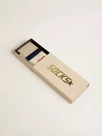 Krämfärgade ribbade strumpor med marinblå detaljer och rött logo
