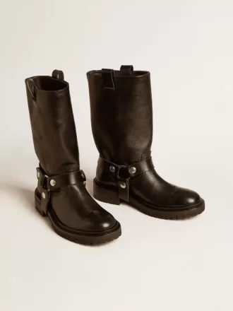 Kurt-kängor i glansigt svart läder med silverfärgade spännen och nitar