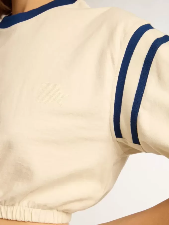 Åldrad vit bomullst-shirt med text på baksidan Åldrad vit bomullst-shirt med text på baksidan