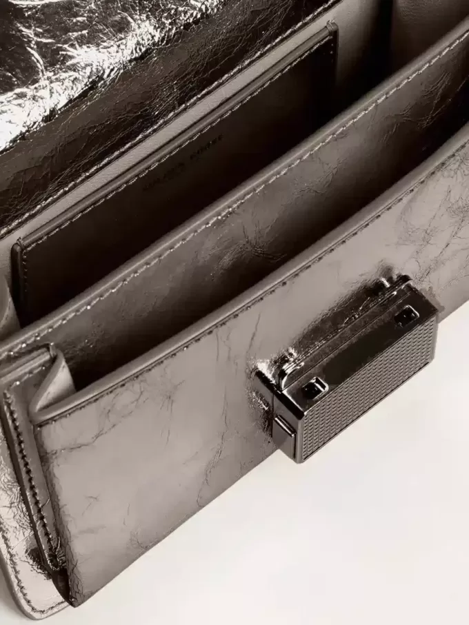 Liten Venezia-väska i antracitgrått metalliskt läder med svarta detaljer