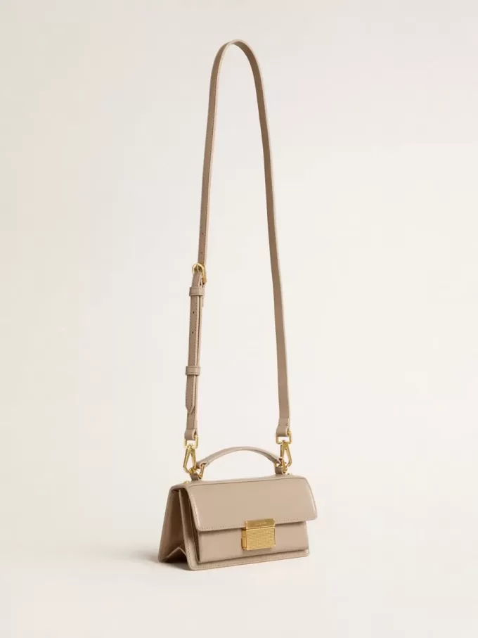 Liten Venezia-väska i beige läder med gulddetaljer Liten Venezia-väska i beige läder med gulddetaljer