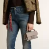 Liten Venezia-väska i beige läder med gulddetaljer Liten Venezia-väska i beige läder med gulddetaljer