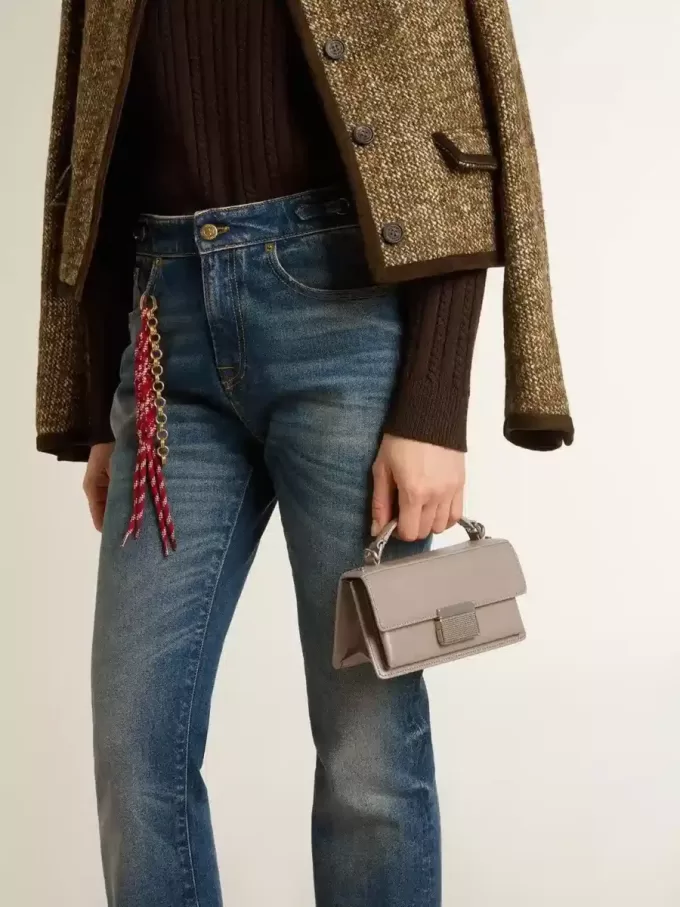 Liten Venezia-väska i beige läder med gulddetaljer Liten Venezia-väska i beige läder med gulddetaljer