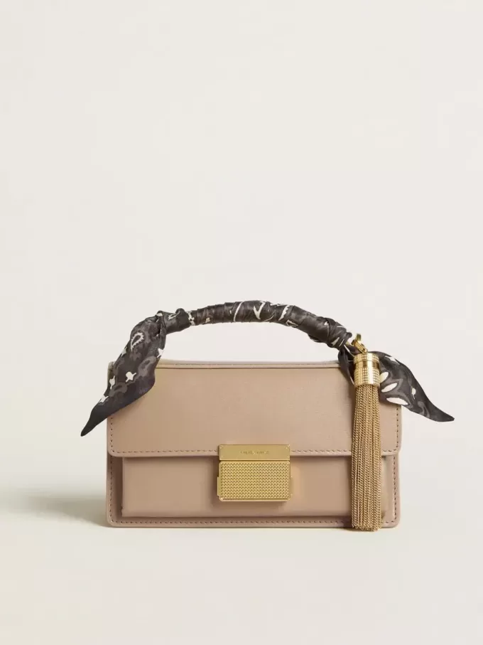 Liten Venezia-väska i beige läder med gulddetaljer Liten Venezia-väska i beige läder med gulddetaljer
