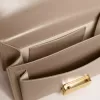 Liten Venezia-väska i beige läder med gulddetaljer Liten Venezia-väska i beige läder med gulddetaljer