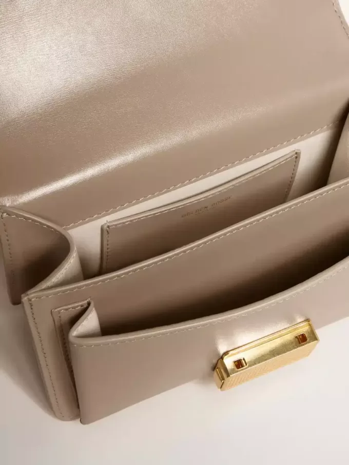 Liten Venezia-väska i beige läder med gulddetaljer Liten Venezia-väska i beige läder med gulddetaljer