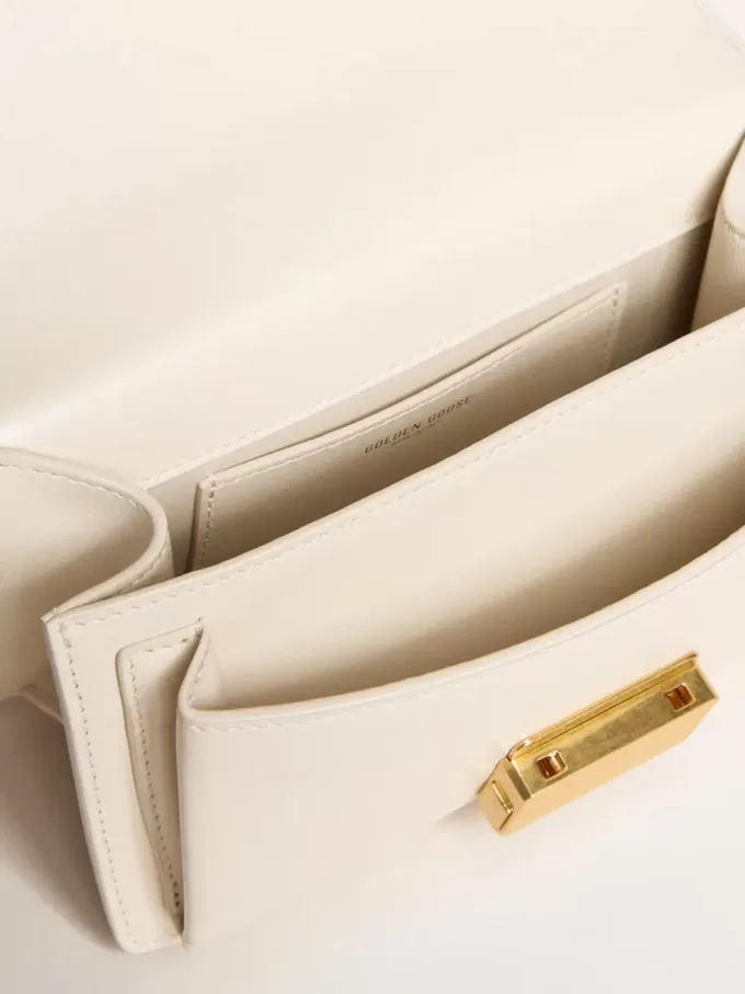 Liten Venezia-väska i smörfärgat läder med flätad scarf och dubbla berlocker Liten Venezia-väska i smörfärgat läder med flätad scarf och dubbla berlocker