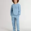 Ljusblå sweatshirt för pojkar med text på framsidan Ljusblå sweatshirt för pojkar med text på framsidan