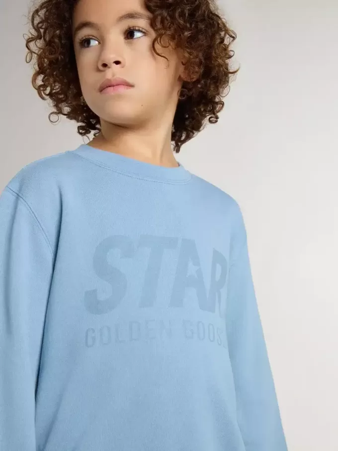 Ljusblå sweatshirt för pojkar med text på framsidan Ljusblå sweatshirt för pojkar med text på framsidan