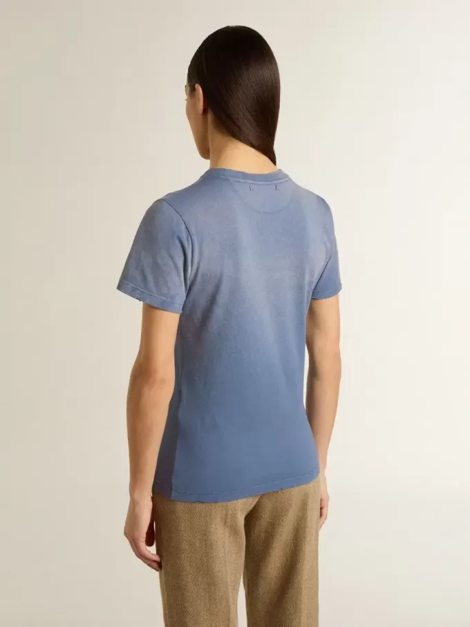 Ljusblå T-shirt för damer med tryck på bröstet Ljusblå T-shirt för damer med tryck på bröstet