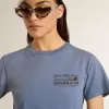 Ljusblå T-shirt för damer med tryck på bröstet Ljusblå T-shirt för damer med tryck på bröstet