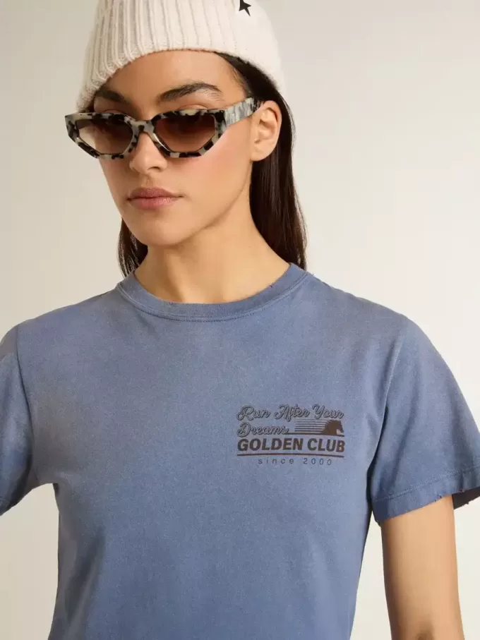 Ljusblå T-shirt för damer med tryck på bröstet Ljusblå T-shirt för damer med tryck på bröstet