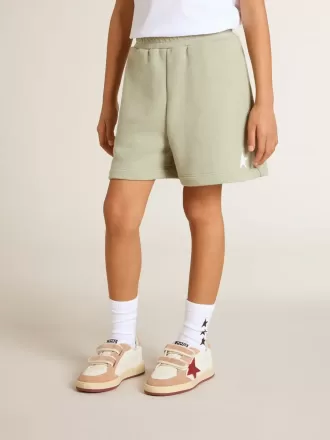 Ljusgröna shorts med vit stjärna