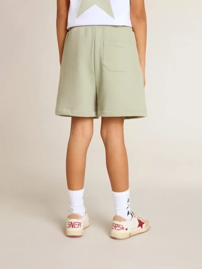 Ljusgröna shorts med vit stjärna