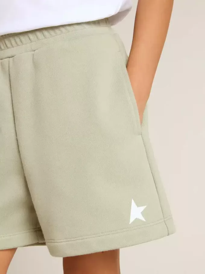 Ljusgröna shorts med vit stjärna