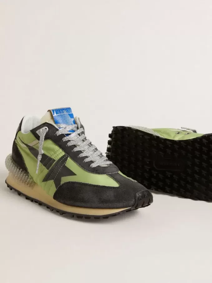 Marathon för damer med grönt nylonöverdel och svart stjärna