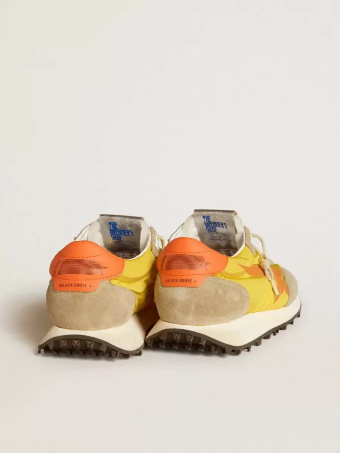 Marathon för damer med gul nylonöverdel och orange stjärna