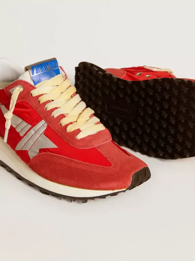 Marathon för damer med röd nylonöverdel och silverstjärna