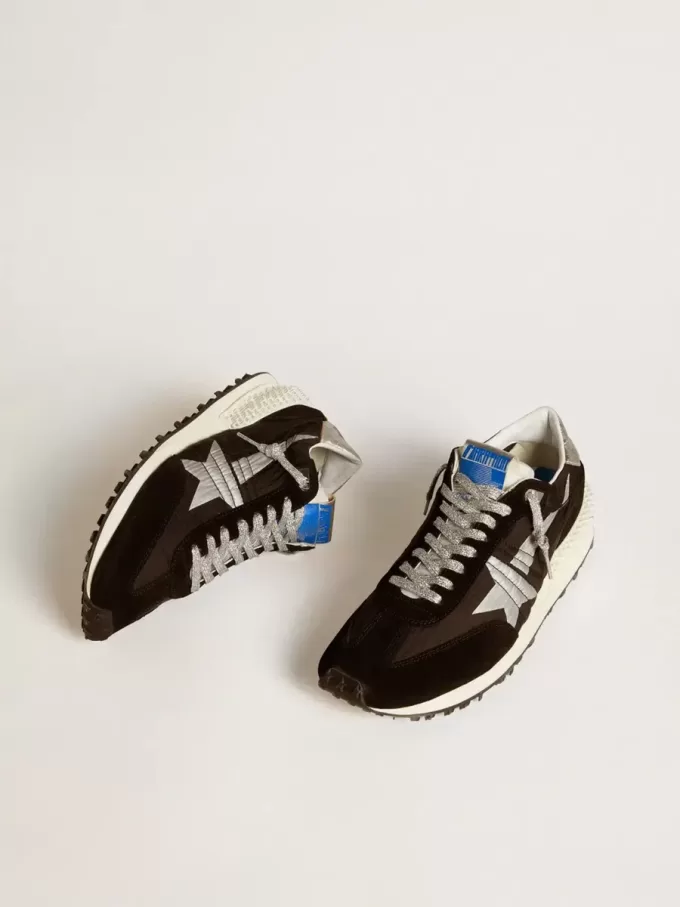 Marathon för herr med svart ovandel i ripstop-nylon och silverstjärna Marathon för herr med svart ovandel i ripstop-nylon och silverstjärna